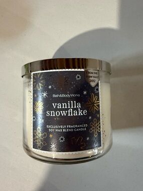 Bath & Body Works Vanilla Snowflake Candle - White & Navy